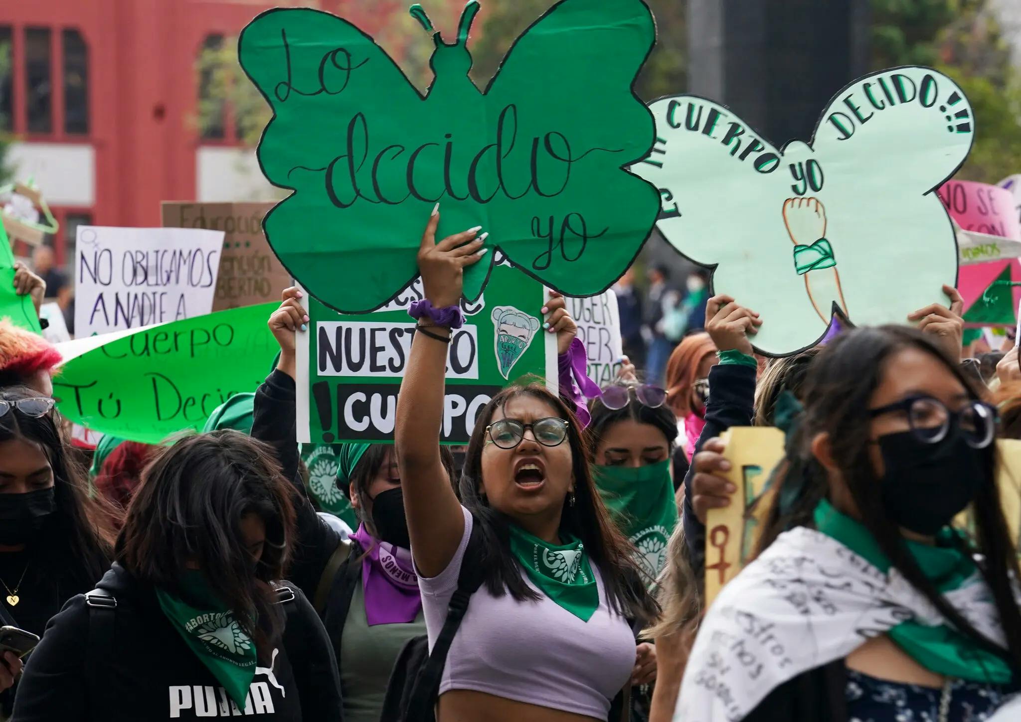 Women marching in Mexico